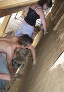 nanášení hliněné omítky na již našlemovaný a zaschlý podklad